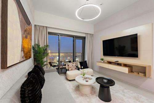 Elegant 1BR Near Burj Khalifa and Dubai Mall with Pool, Balcony, & Gym