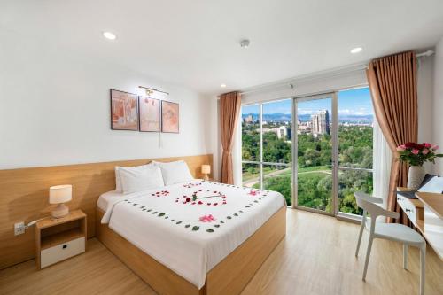 Postel nebo postele na pokoji v ubytování BIG Hotel Sài Gòn