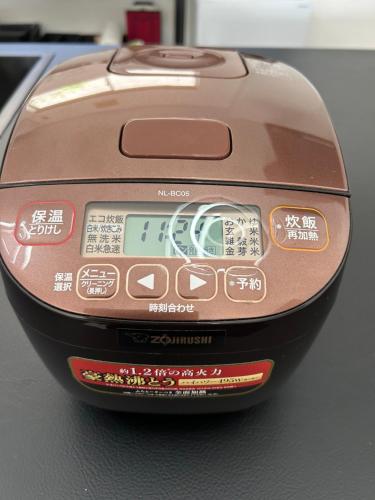a brown toaster sitting on top of a table at 三国サンセットハウス in Tōjimbō