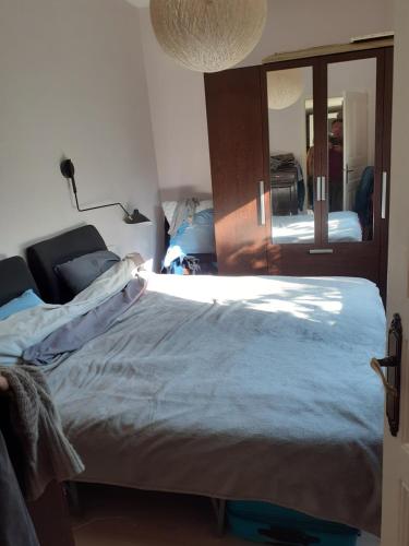 una camera da letto con un letto grande e uno specchio di La Dolce Vita a Montchanin