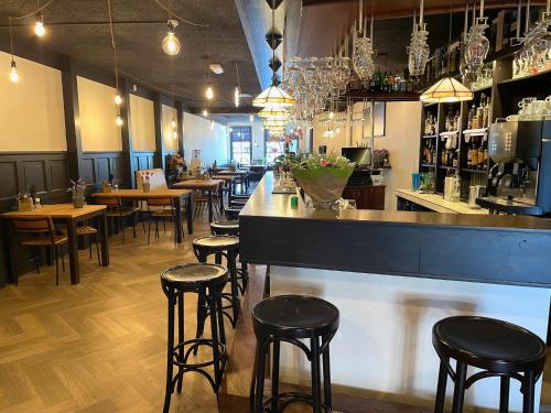 Sohvabaar või baar majutusasutuses Hotel DeWaag Makkum