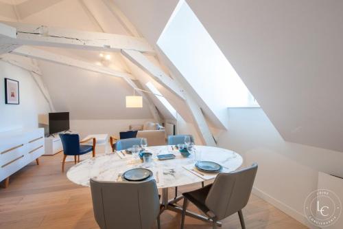 une salle à manger avec une table et des chaises dans l'établissement Le Martroi - Hypercentre avec vue - 55m 1 chambre, à Orléans