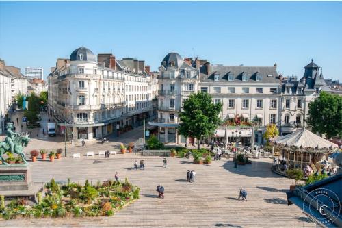 une place de la ville avec des bâtiments et des personnes se déplaçant dans l'établissement Le Martroi - Hypercentre avec vue - 55m 1 chambre, à Orléans