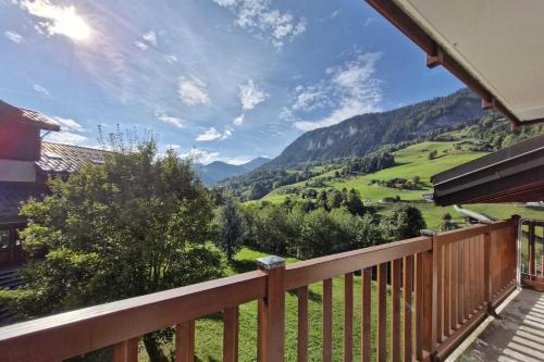d'un balcon offrant une vue sur la vallée. dans l'établissement Cosy apartment with balcony and mountain view, à Flumet