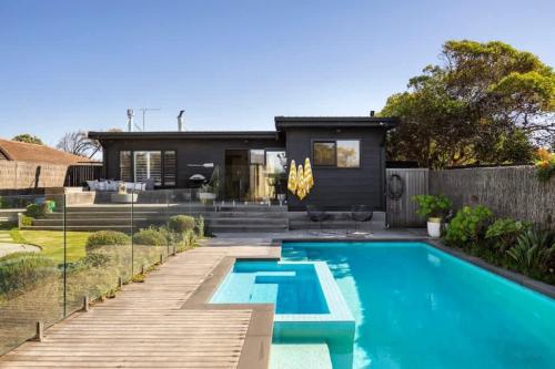 Quay-Walk to beach Gas Heated Pool, Spa, Trampoline في بليرغوري: منزل به مسبح و منزل