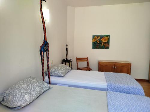 une chambre avec deux lits et une chaise dans l'établissement Rez de jardin pour ce T3 spacieux proche plage et commerces - 4BERNA1, à Saint Cyprien Plage