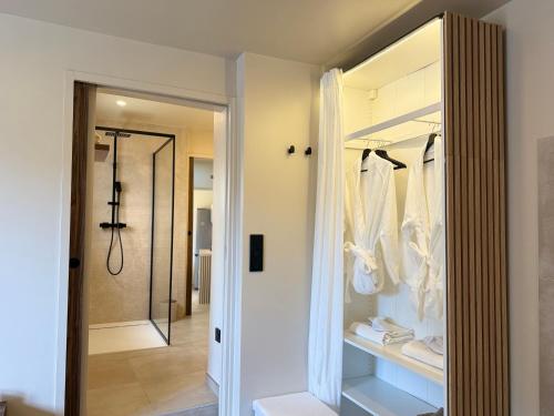 La salle de bains est pourvue d'un dressing et d'un miroir. dans l'établissement Villa Effet Mer, à Carry-le-Rouet