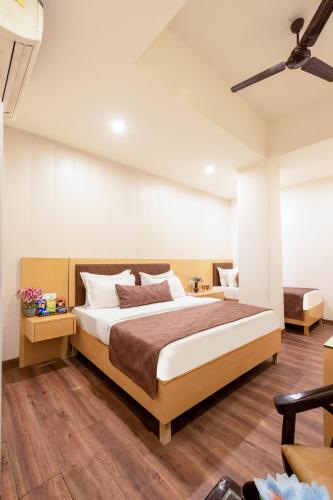 a bedroom with a large bed in a room at Airport Hotel Tashree Near Yashobhoomi - Free Airport Drop in New Delhi