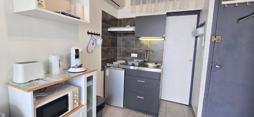 Photo de la galerie de l'établissement Studio les pieds dans l eau, Vue magnifique !, à Valras-Plage