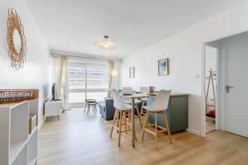 une cuisine et une salle à manger avec une table et des chaises dans l'établissement L'Océanide - Vue mer - Parking, à Saint-Hilaire-de-Riez