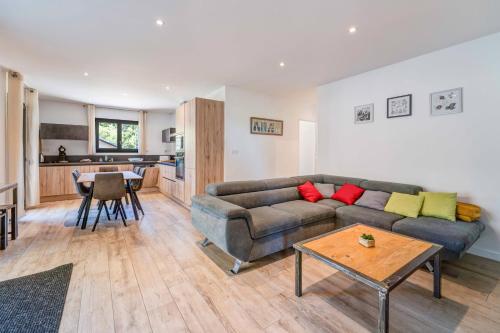 un salon avec un canapé et une table dans l'établissement Aux pieds des pistes - Appt A, à Ax-les-Thermes