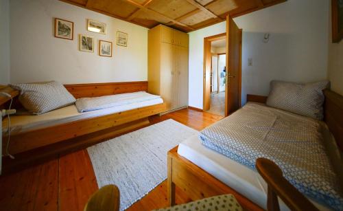 Postel nebo postele na pokoji v ubytování Faltenbach Ferienwohnungen in Oberstdorf