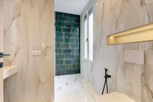 une salle de bain avec douche et toilettes dans l'établissement Luxury Apt Cannes Croisette sea view with terrasse, à Cannes