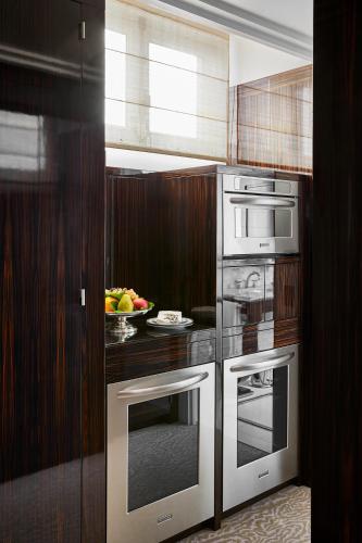 Una cocina o cocineta en Hôtel Plaza Athénée - Dorchester Collection