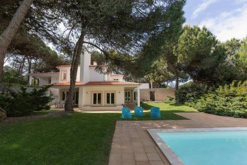 une maison avec une piscine devant dans l'établissement Oasis Pool Villa - Praia D'El Rey Golf Resort, à Palaios