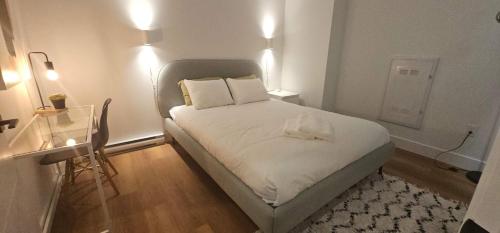 Ένα ή περισσότερα κρεβάτια σε δωμάτιο στο Downtown Gem, Perfect for Families & Groups, AC, Unit 401