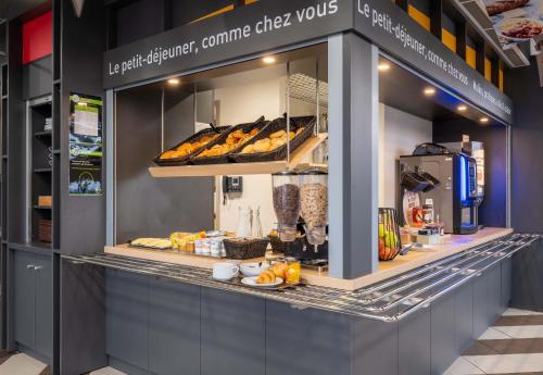 a bakery with a display case filled with bread at B&B HOTEL ANNEMASSE Saint-Cergues in Saint-Cergues