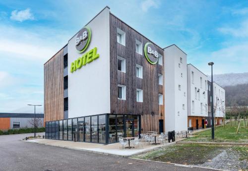 a building with a sign on the side of it at B&B HOTEL ANNEMASSE Saint-Cergues in Saint-Cergues