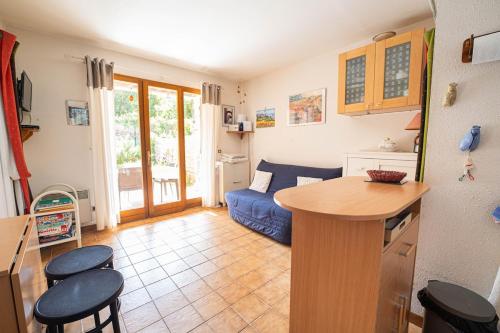 une cuisine et un salon avec une table et des chaises dans l'établissement Le Mazet des Criques Charm and Beach 2 Steps Away, à Cavalaire-sur-Mer