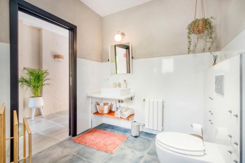 a bathroom with a toilet and a sink at Casa Rural La Ruta Naranja in Adsubia