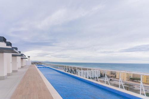 Una vista del océano desde el balcón de un resort. en Seaview Apartment in Canet with Rooftop Pool, en Canet de Berenguer