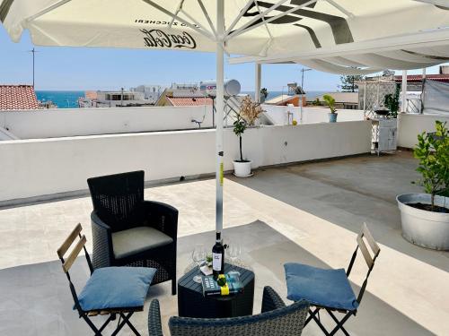 Rõdu või terrass majutusasutuses Blue Space 50 meters from the sandy beach, parking & wifi