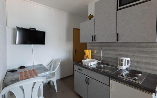 Kuchyň nebo kuchyňský kout v ubytování Apartments Kulji