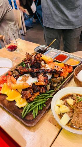 une assiette de nourriture sur une table en bois avec de la nourriture dans l'établissement Comfy studio, à Paris