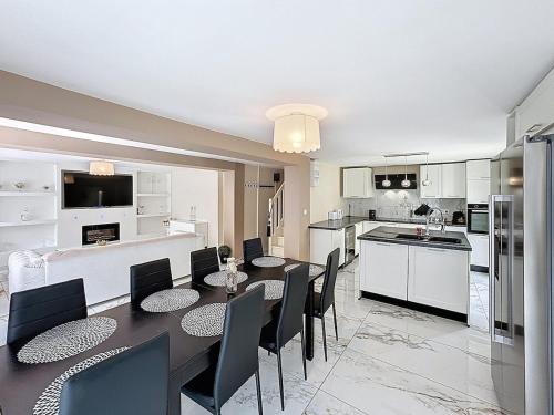 une cuisine et une salle à manger avec une table et des chaises dans l'établissement Avignon maison à côté du tram et avec jacuzzy, à Avignon