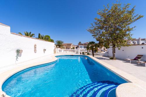 Apart-rent Villa Llobregat 0100 al canal con piscina y amarre