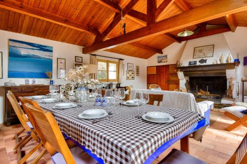 une salle à manger avec une table et une cheminée dans l'établissement Maison pour 6 adultes 4 enfants à 100m de la plage, à Noirmoutier-en-l'lle