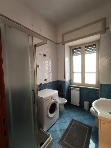 a bathroom with a washing machine and a toilet at ALTAMAREA appartamenti sul porto in Pozzuoli