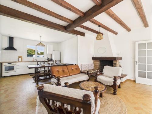 un salon avec des chaises et une cheminée dans l'établissement Jardin, 800m de la plage, maison pour 6, à Bretignolles-sur-Mer