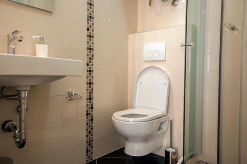 ein kleines Bad mit WC und Waschbecken in der Unterkunft Guest House Bulevar in Zadar