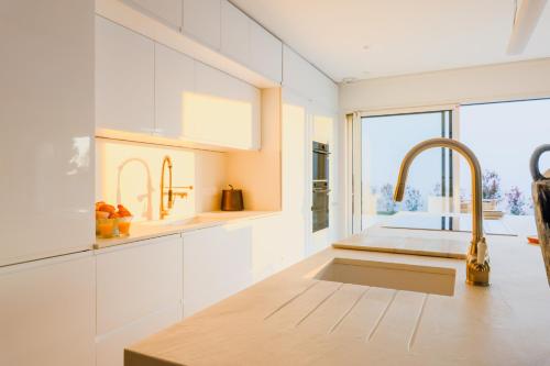 Kuchyň nebo kuchyňský kout v ubytování Superbe villa climatisée 4 chambres, 4 salles de bain avec piscine chauffée proche mer