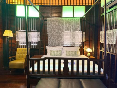 Ένα ή περισσότερα κρεβάτια σε δωμάτιο στο Grandma House Prachuap Khiri Khan
