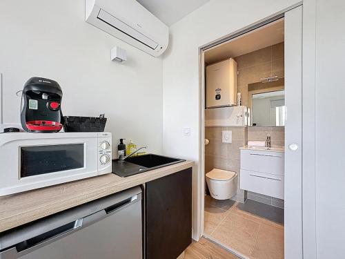 Kuchyň nebo kuchyňský kout v ubytování Immeuble complet, 24 couchages, centre ville, proche A75