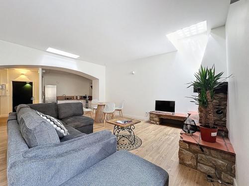 Immeuble complet, 24 couchages, centre ville, proche A75