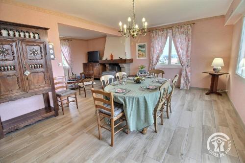 une salle à manger avec une table et des chaises dans l'établissement Ty bihan koant, à Perros-Guirec