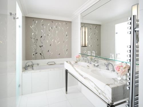 Un baño de Hôtel Plaza Athénée - Dorchester Collection