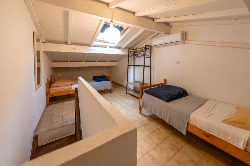 een kamer met 2 stapelbedden en een trap bij Gites Le Pressoir in Vias