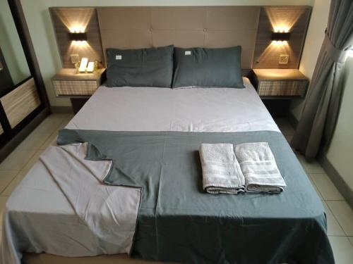 En eller flere senge i et værelse på Kediaman Kapas - Modern loft overlooking Kapas Island