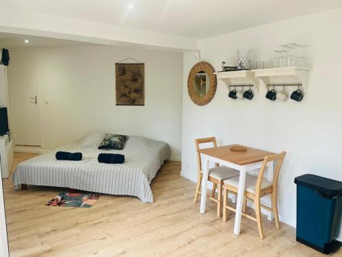 une chambre avec un lit et une table dedans dans l'établissement Anglet Chiberta - Proche plage -Terrasse, à Anglet