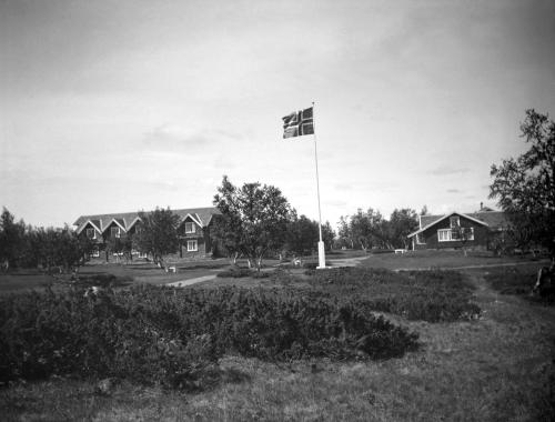 a flag on a pole in front of a house at Langleiken in Sør-Fron