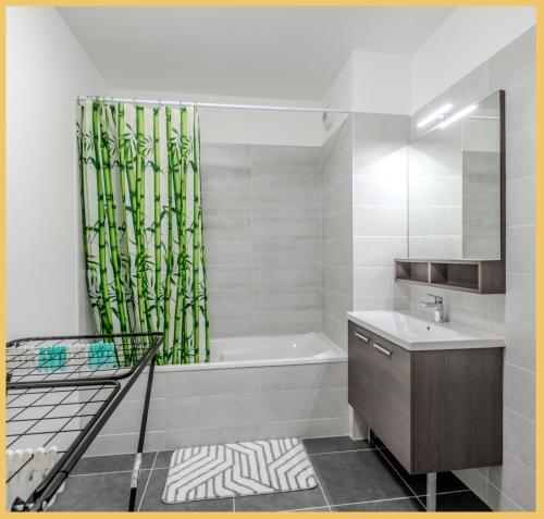 une salle de bain avec une baignoire, un lavabo et un rideau de douche dans l'établissement Chez Vincent I T3 I Thonon, à Thonon-les-Bains