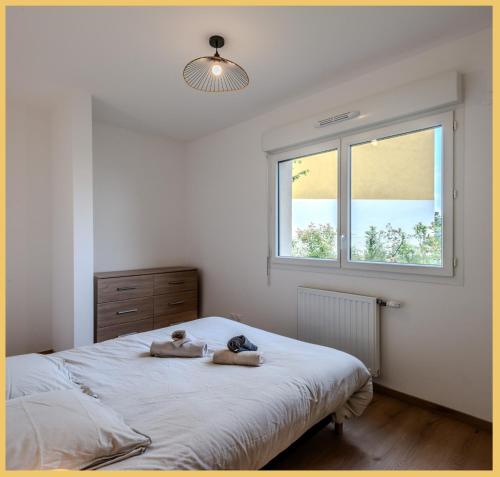 une chambre avec un lit avec deux animaux en peluche dessus dans l'établissement Chez Vincent I T3 I Thonon, à Thonon-les-Bains