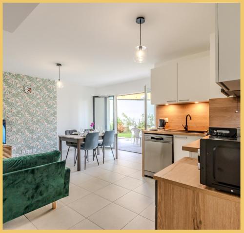 une cuisine et une salle à manger avec une table et des chaises dans l'établissement Chez Vincent I T3 I Thonon, à Thonon-les-Bains