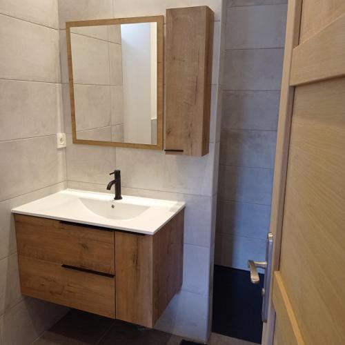 une salle de bain avec un lavabo et un miroir dans l'établissement Gîte les Chapélétas au cœur de l'Ardeche, à Saint Alban Auriolles