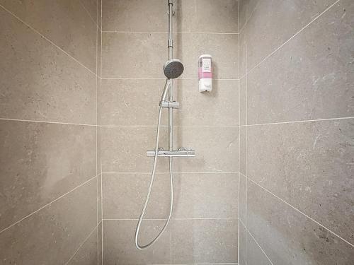 a shower with a blow dryer in a bathroom at Mcosy2, T3, Clim, 6 Personnes, proche A75 in Coudes