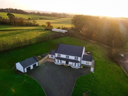 una vista aérea de una casa grande en un campo en Coylebrae House, en Ayr